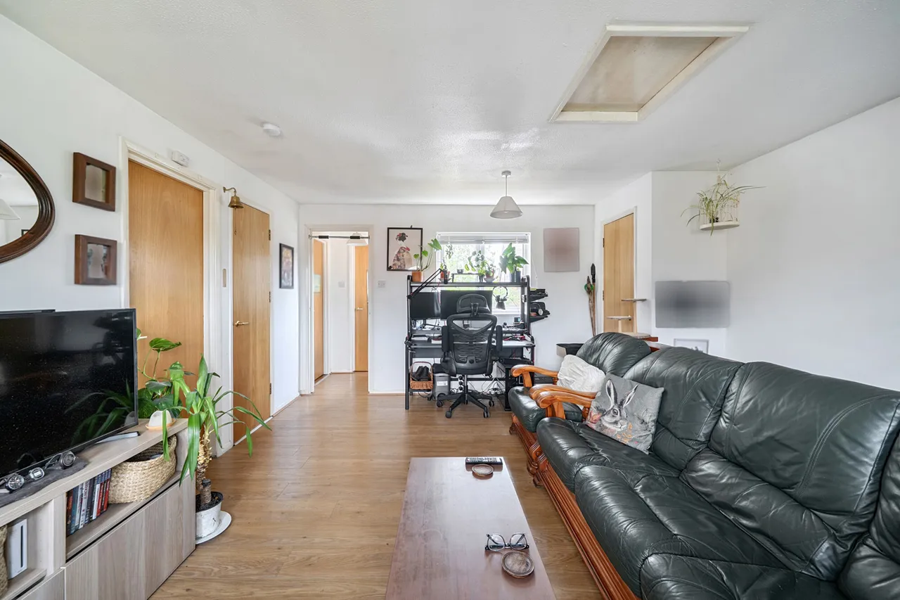Beautiful One-Bedroom Maisonette with Private Garden & Parking, UB7, photo 10
