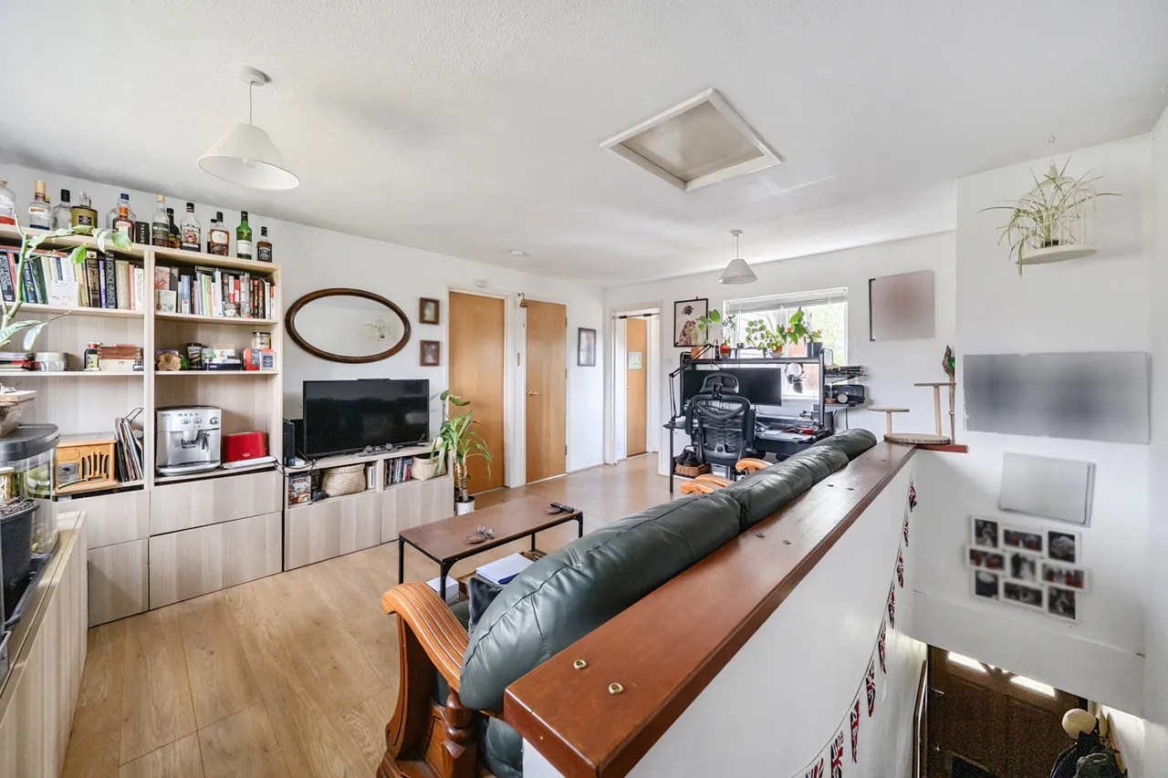 Beautiful One-Bedroom Maisonette with Private Garden & Parking, UB7, photo 12