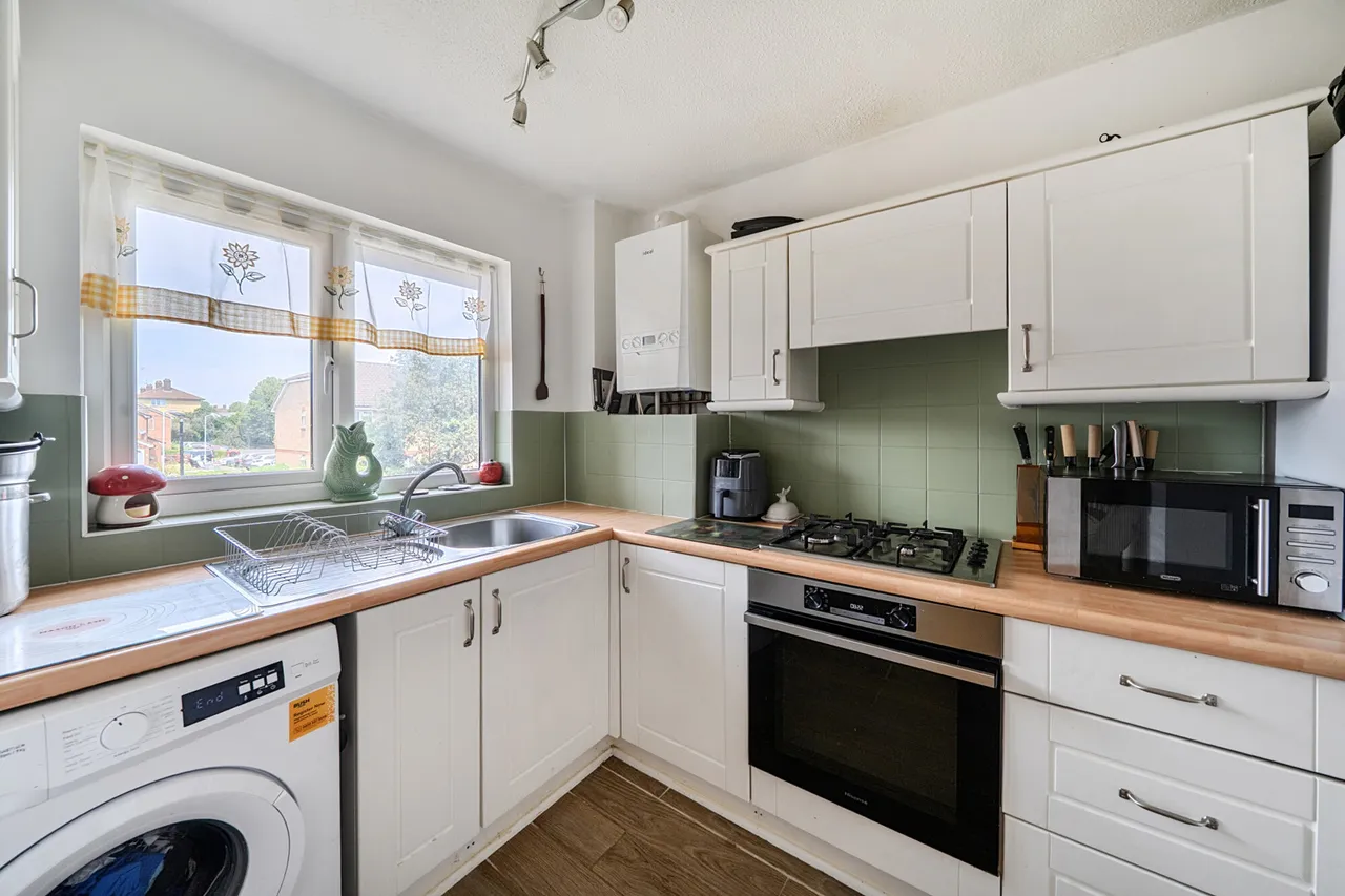 Beautiful One-Bedroom Maisonette with Private Garden & Parking, UB7, photo 3