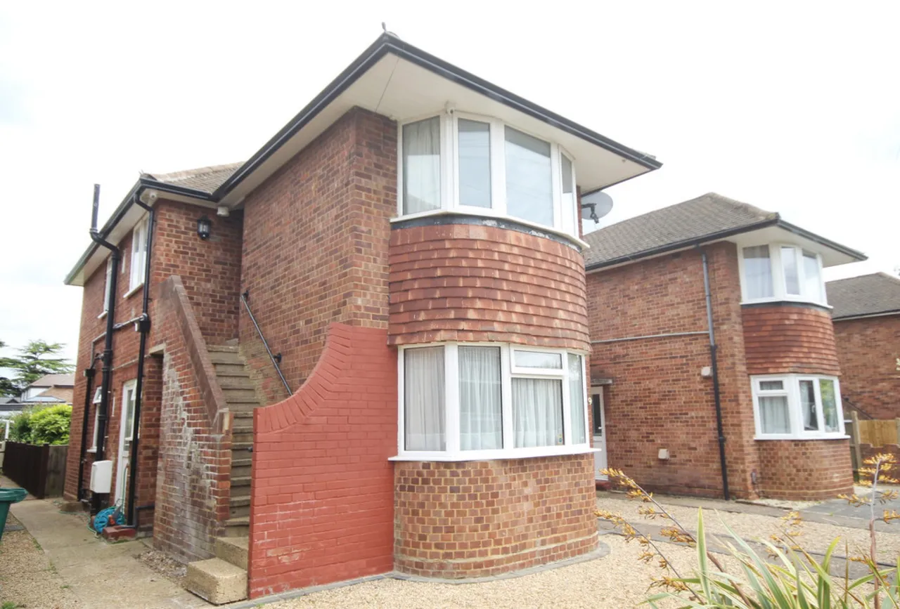 3 bed flat for sale, Avondale Avenue, Staines-upon-Thames