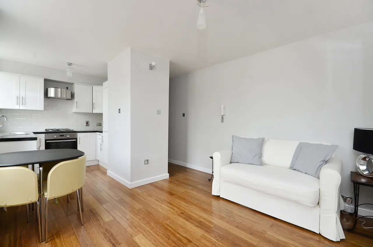39 Grosvenor Court, 1 Rayners Road, London, photo 2