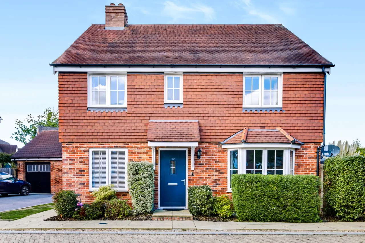 4 bed house for sale, Knowles Road, Horley