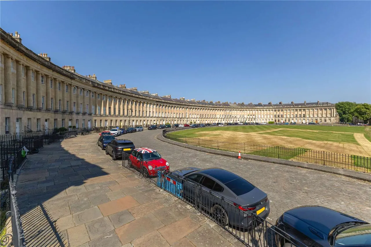 3 bed flat for sale — Royal Crescent, Bath, Somerset, BA1 2LT