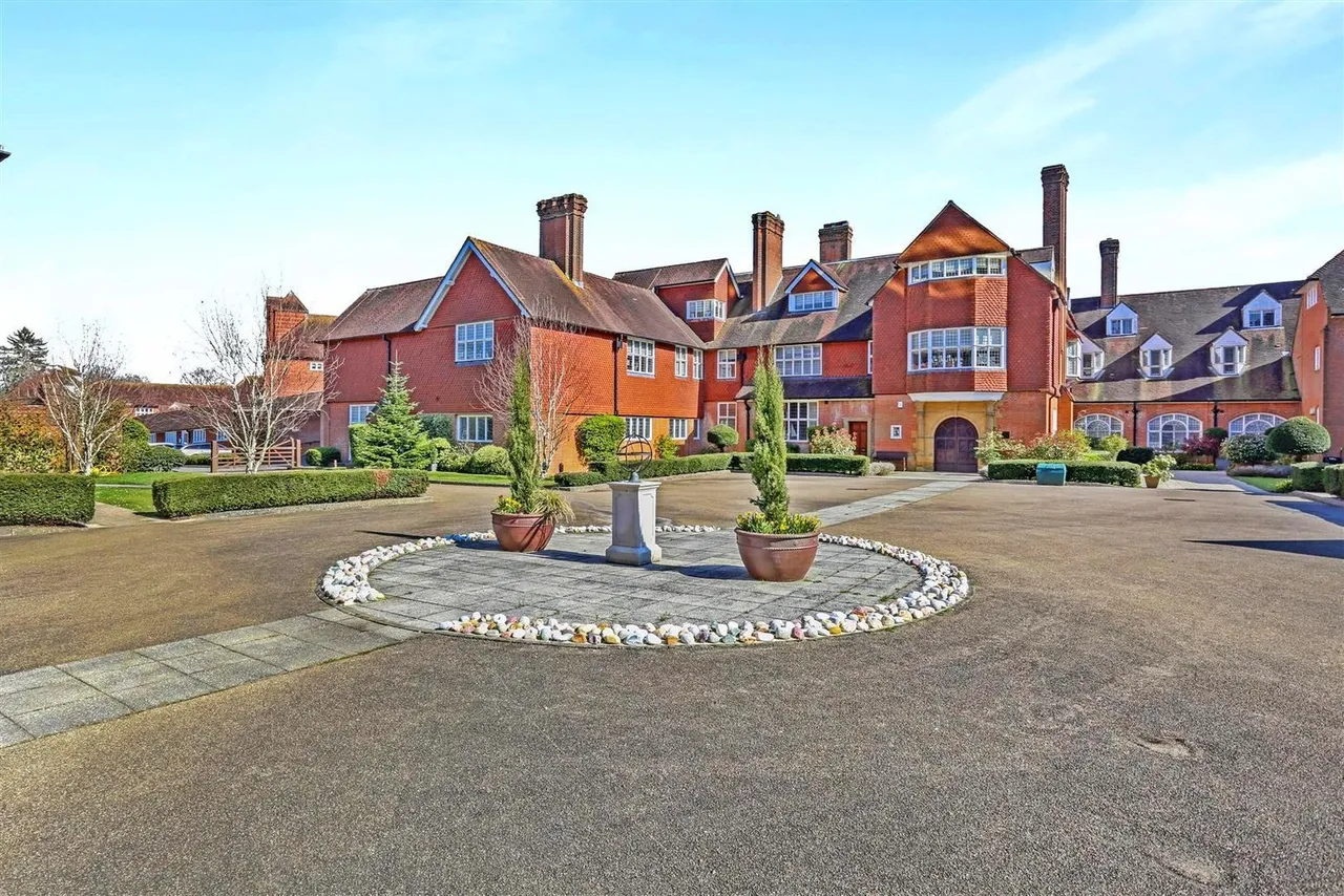 2 bed flat for sale — Elizabeth Drive, Banstead, SM7 2FD