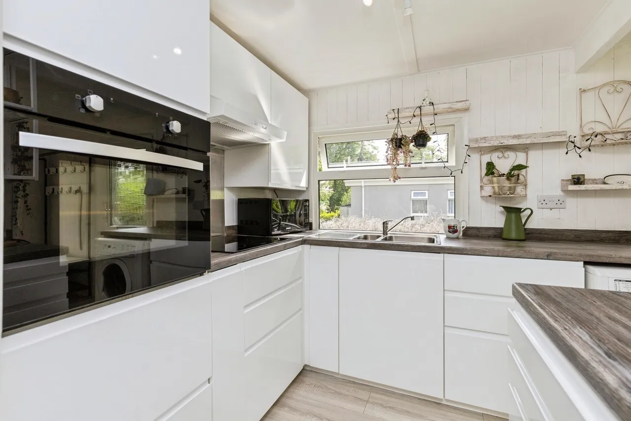 Partridge Place, Turners Hill Park, RH10, photo 2