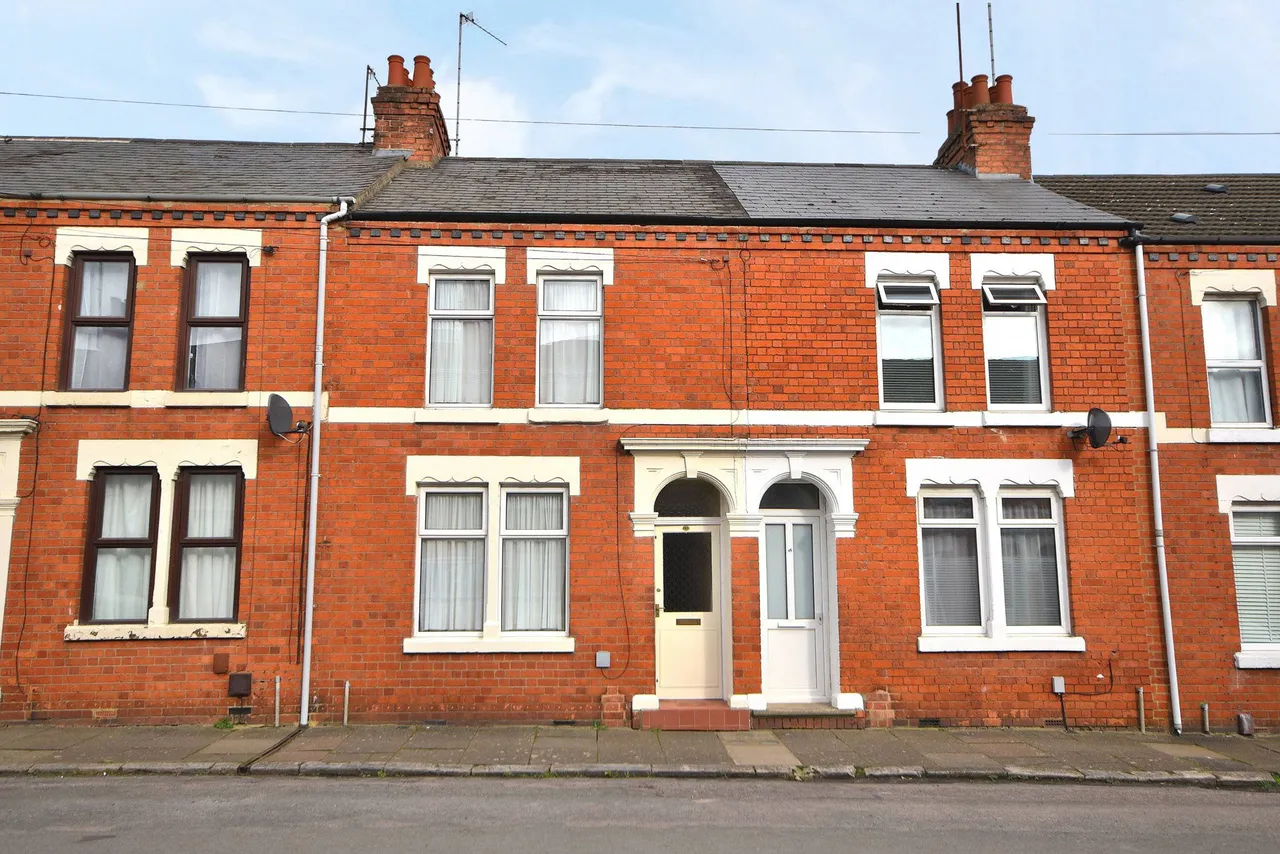 3 bed house for sale — Newcombe Road, Northampton, NN5 7AZ