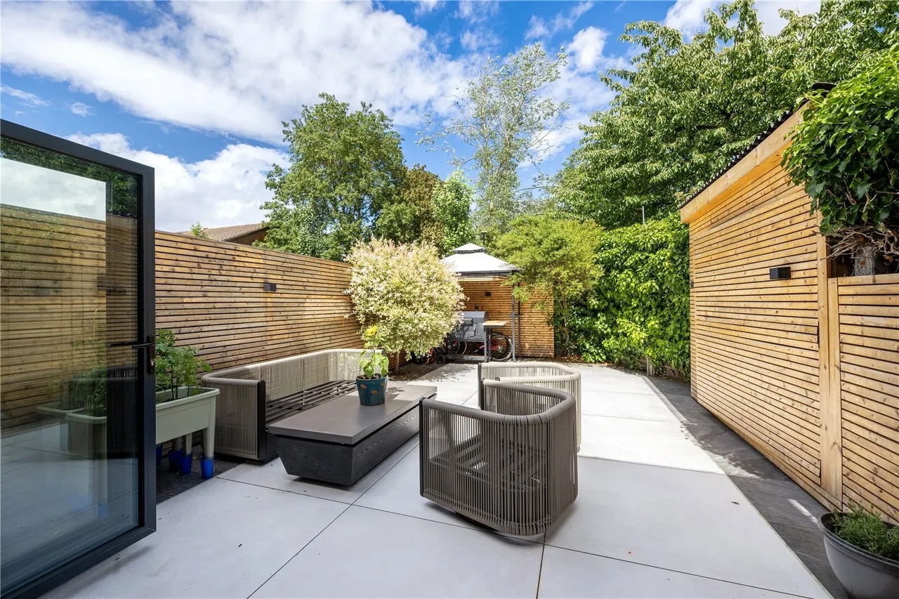 2 bed house for sale, Sparks Close, Hampton, TW12