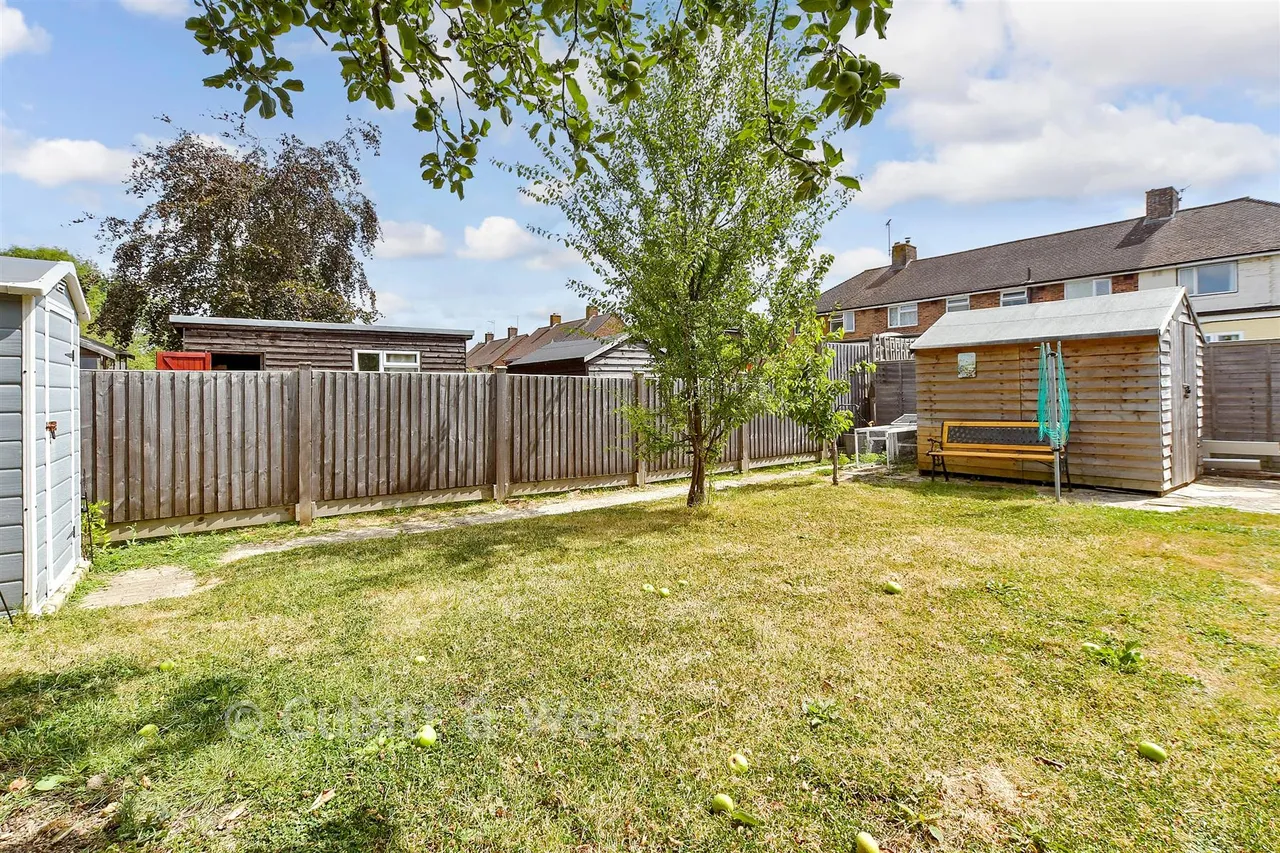 Groomsland Drive, Billingshurst, RH14, photo 2