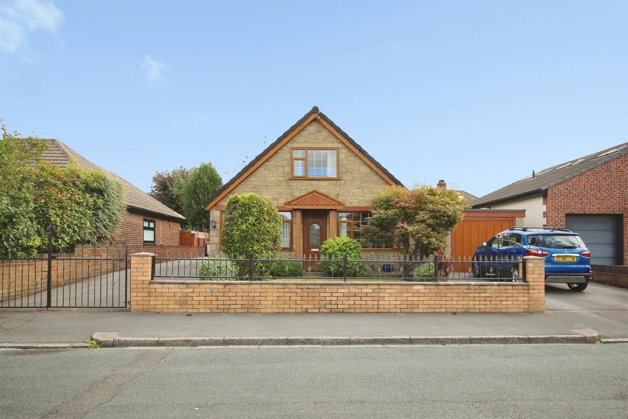 4 bed house for sale — Ullswater Road, Dewsbury