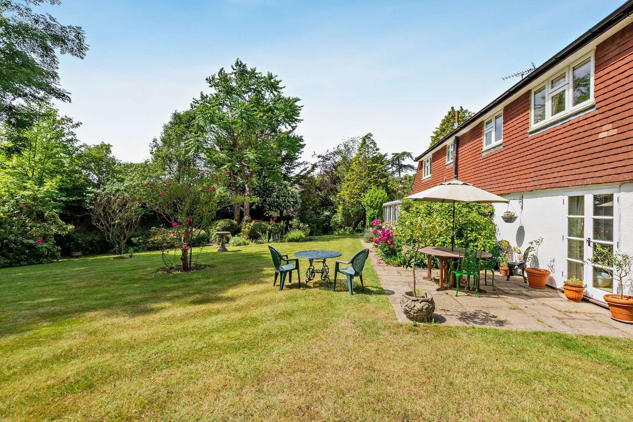 Hall Place, Cranleigh, Surrey, GU6 8LD, photo 6