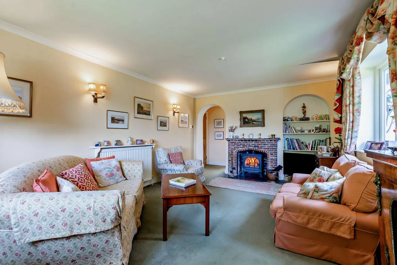 Hall Place, Cranleigh, Surrey, GU6 8LD, photo 2