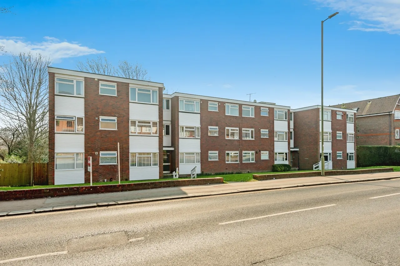 2 bed flat for sale — Station Road, Redhill