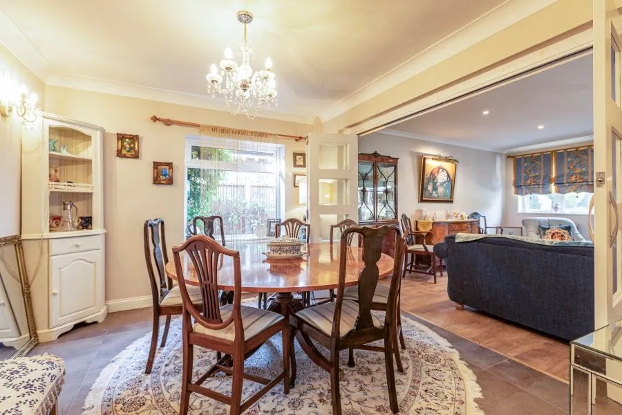 Dartnell Avenue, West Byfleet, KT14, photo 3