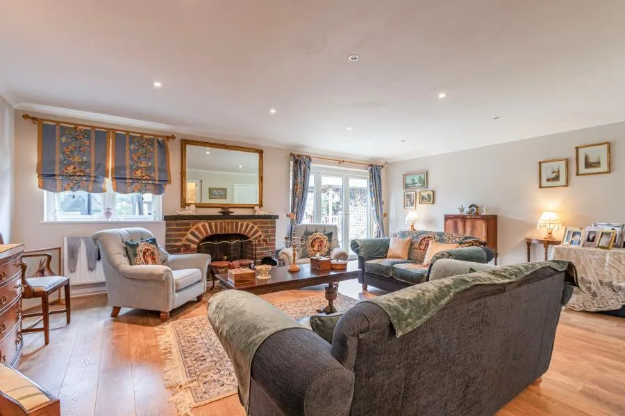 Dartnell Avenue, West Byfleet, KT14, photo 2