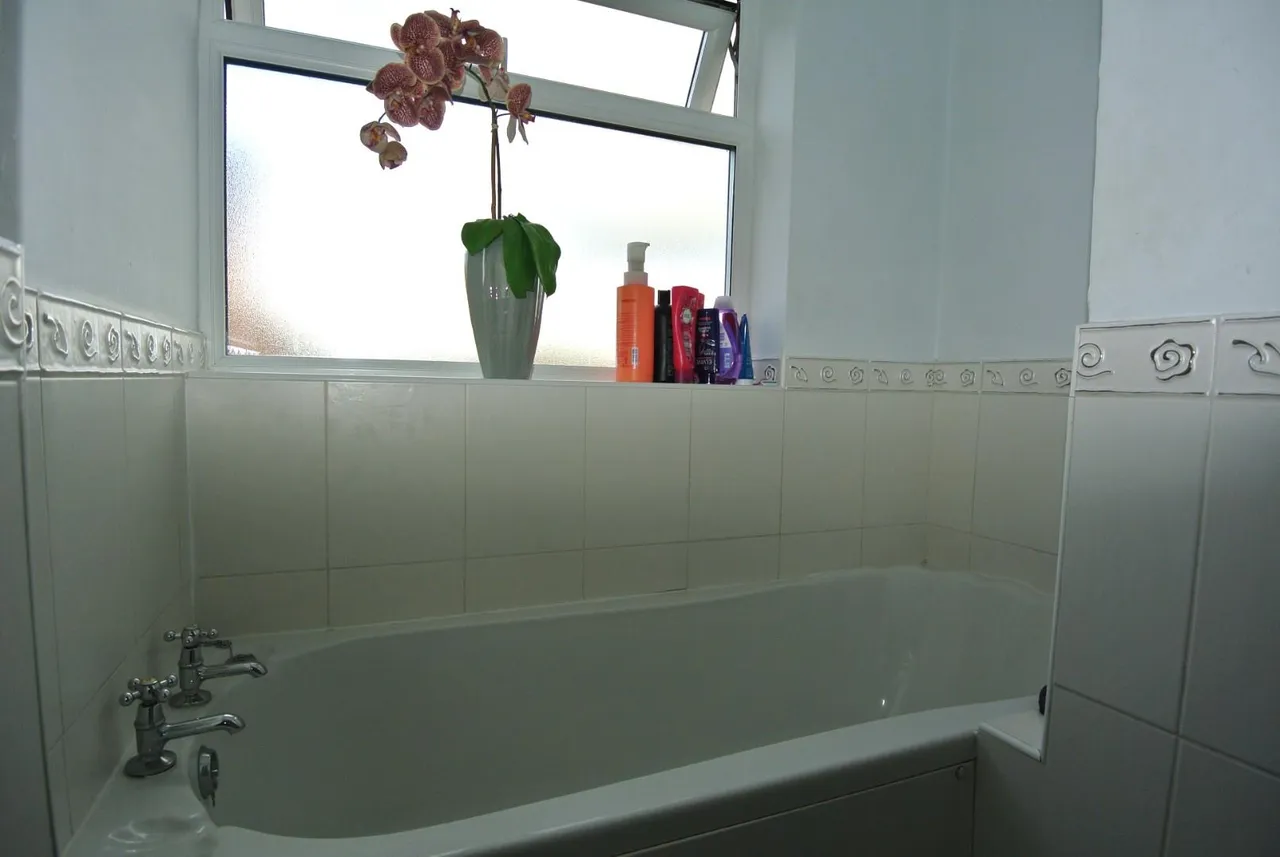 Heathcroft Avenue, Sunbury-On-Thames, London, TW16 7TL, photo 9