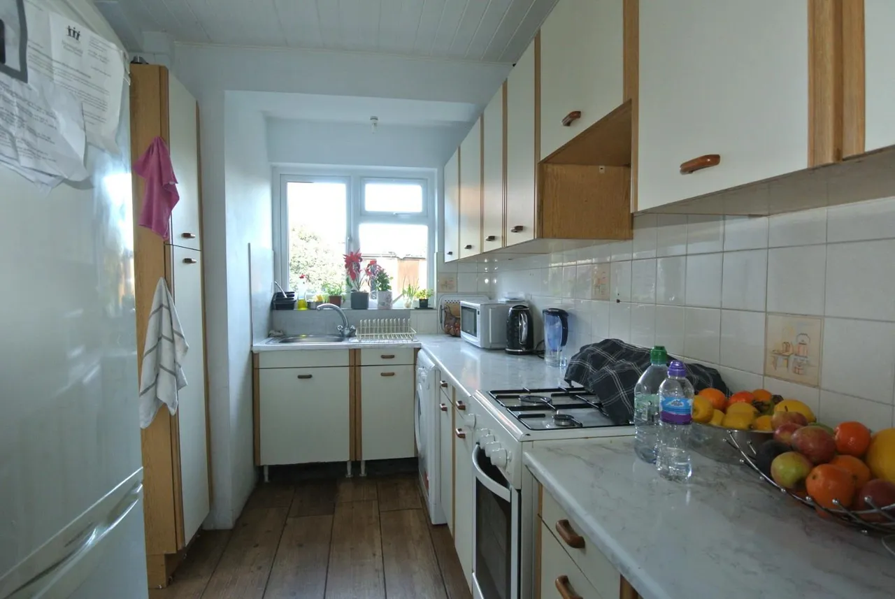 Heathcroft Avenue, Sunbury-On-Thames, London, TW16 7TL, photo 5