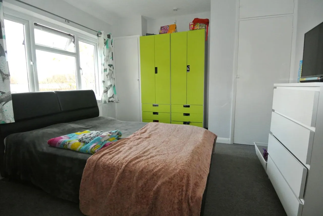 Heathcroft Avenue, Sunbury-On-Thames, London, TW16 7TL, photo 7