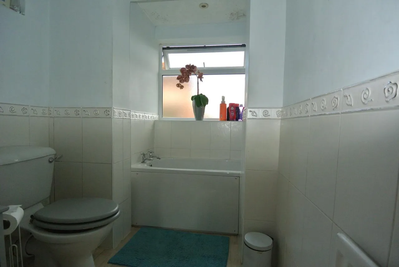 Heathcroft Avenue, Sunbury-On-Thames, London, TW16 7TL, photo 10