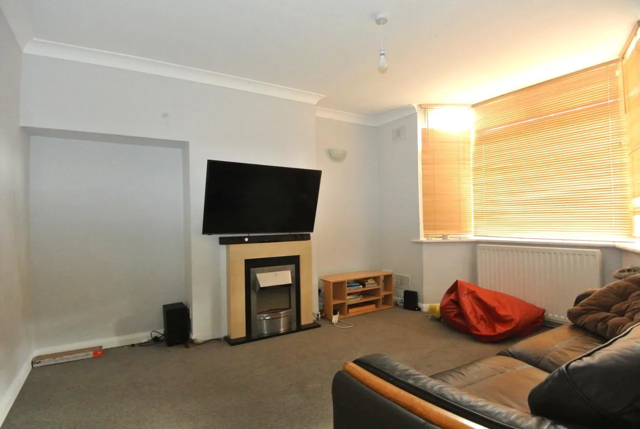 Heathcroft Avenue, Sunbury-On-Thames, London, TW16 7TL, photo 2