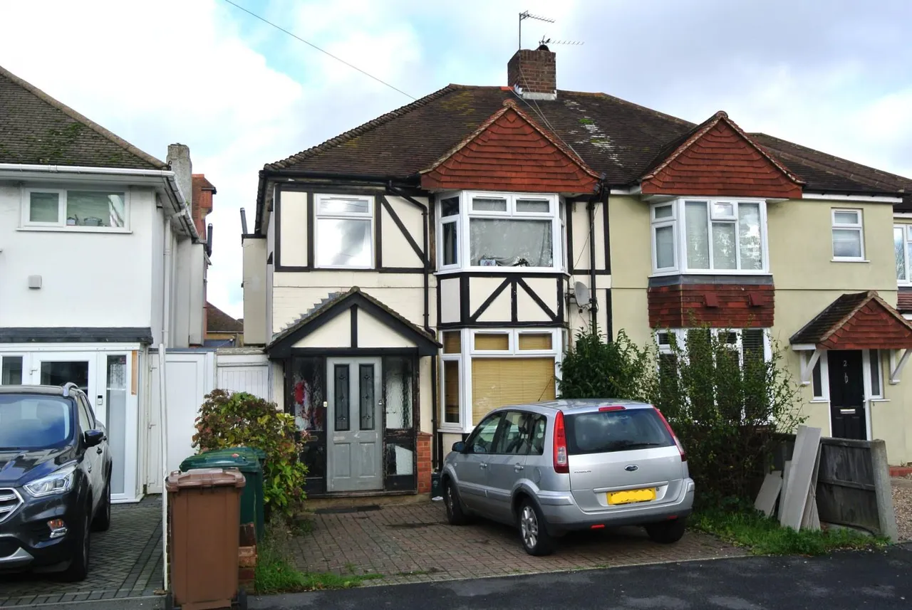 3 bed house for sale — Heathcroft Avenue, Sunbury-On-Thames, London, TW16 7TL