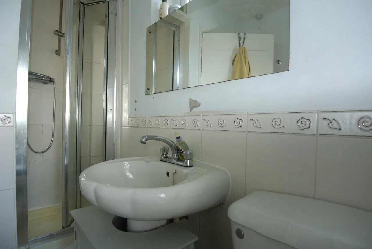 Heathcroft Avenue, Sunbury-On-Thames, London, TW16 7TL, photo 11