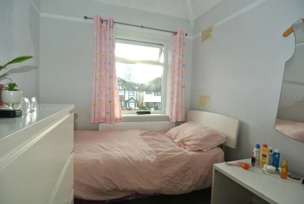 Heathcroft Avenue, Sunbury-On-Thames, London, TW16 7TL, photo 8