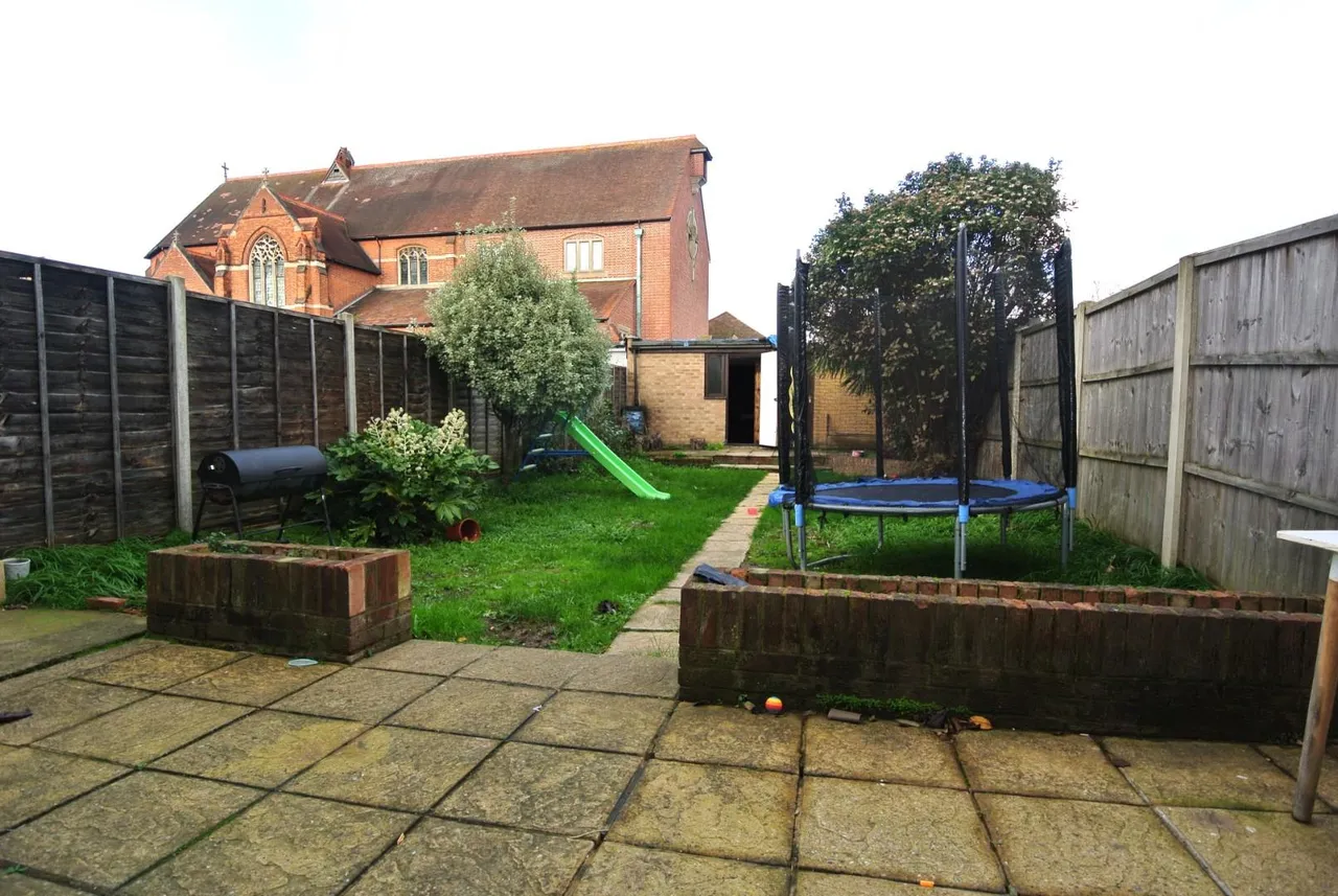 Heathcroft Avenue, Sunbury-On-Thames, London, TW16 7TL, photo 4