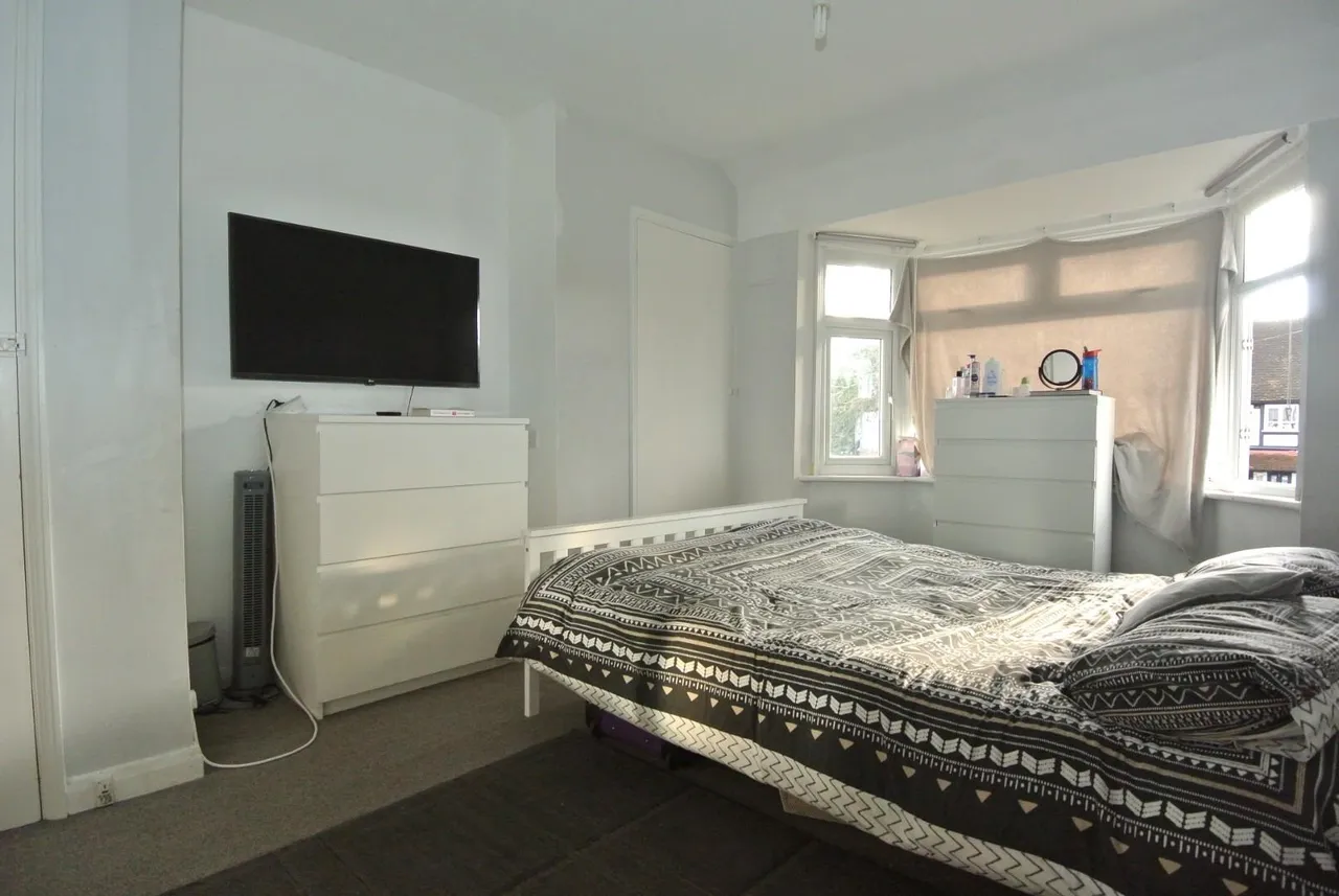 Heathcroft Avenue, Sunbury-On-Thames, London, TW16 7TL, photo 6