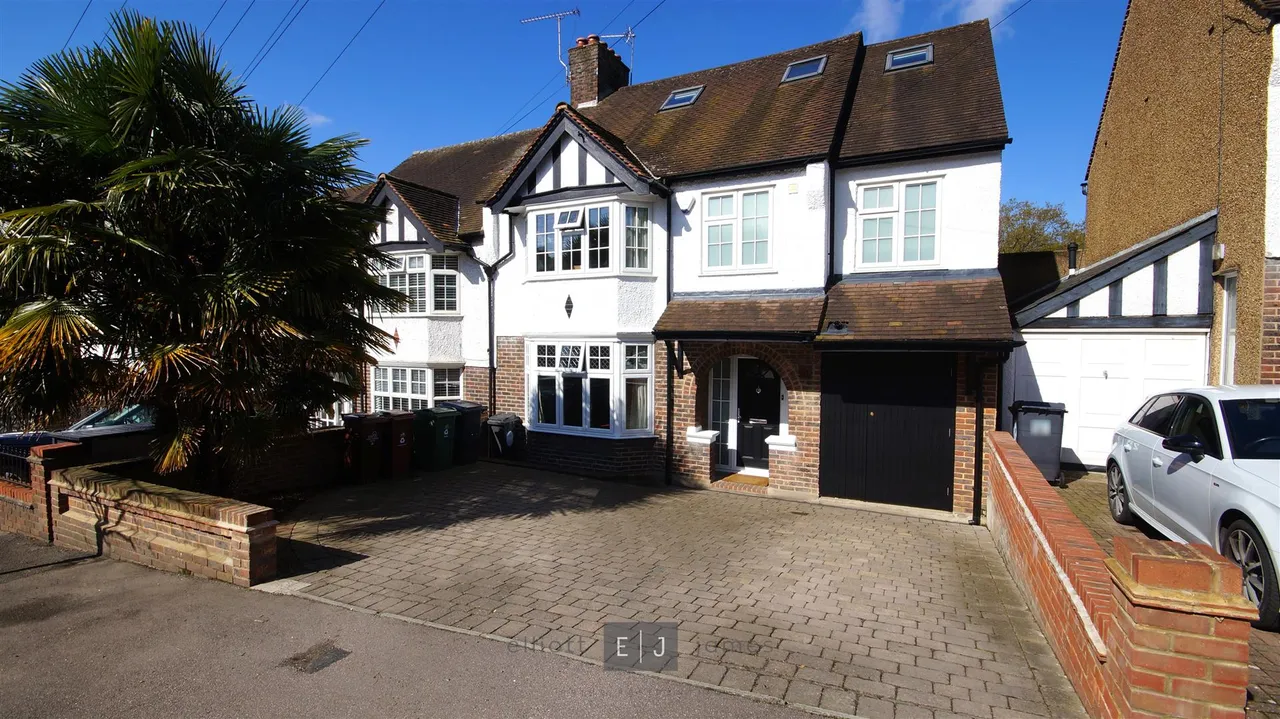 4 bed house for sale, Woodberry Way, Chingford, E4