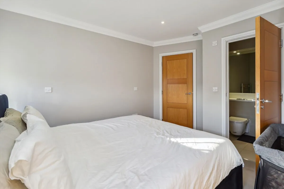 High Street, Esher, KT10, photo 6