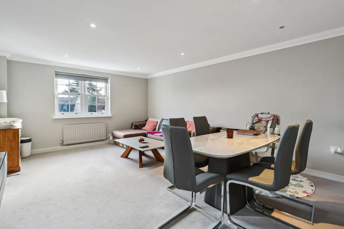 High Street, Esher, KT10, photo 3