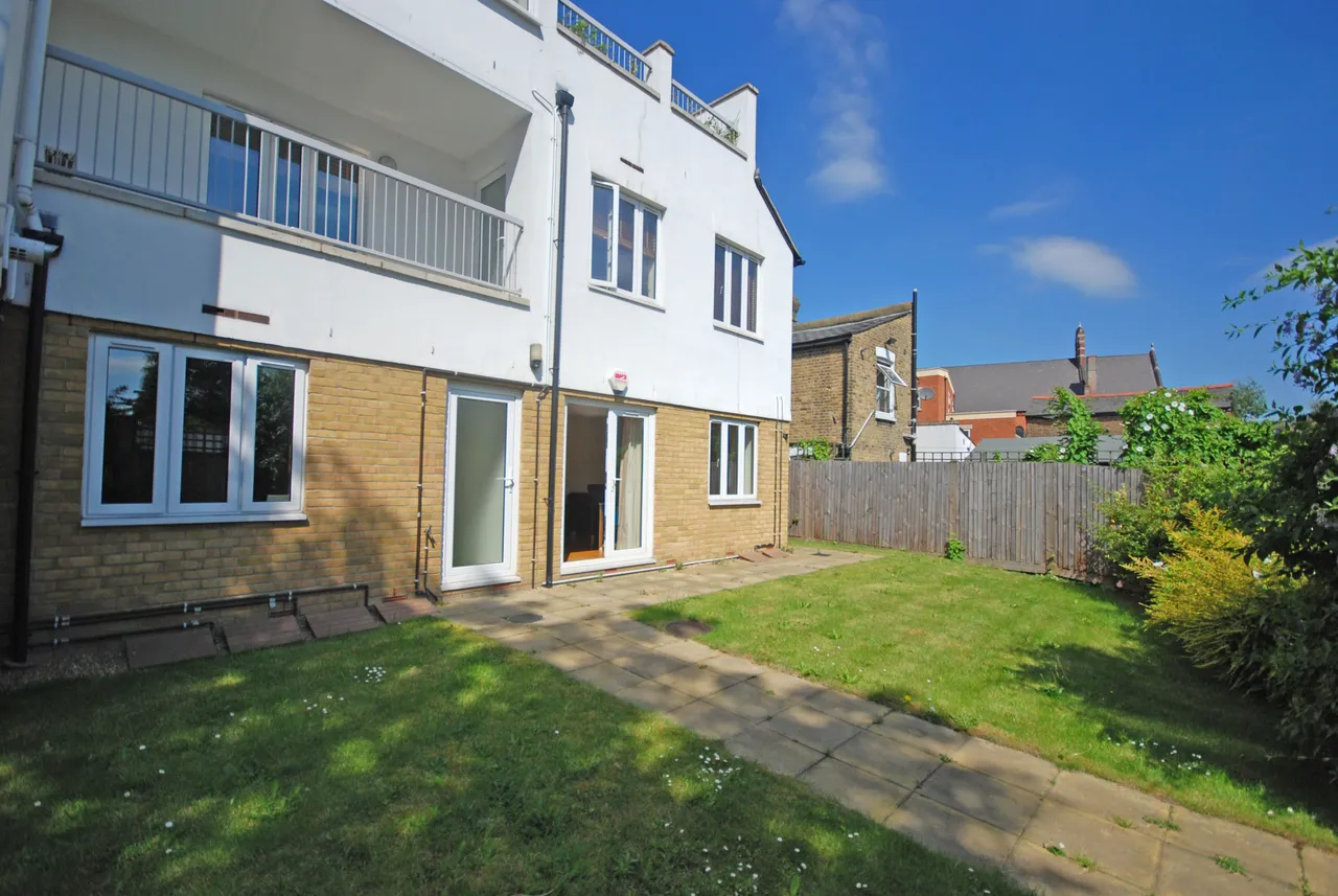 2 bed flat to rent, London, SW19