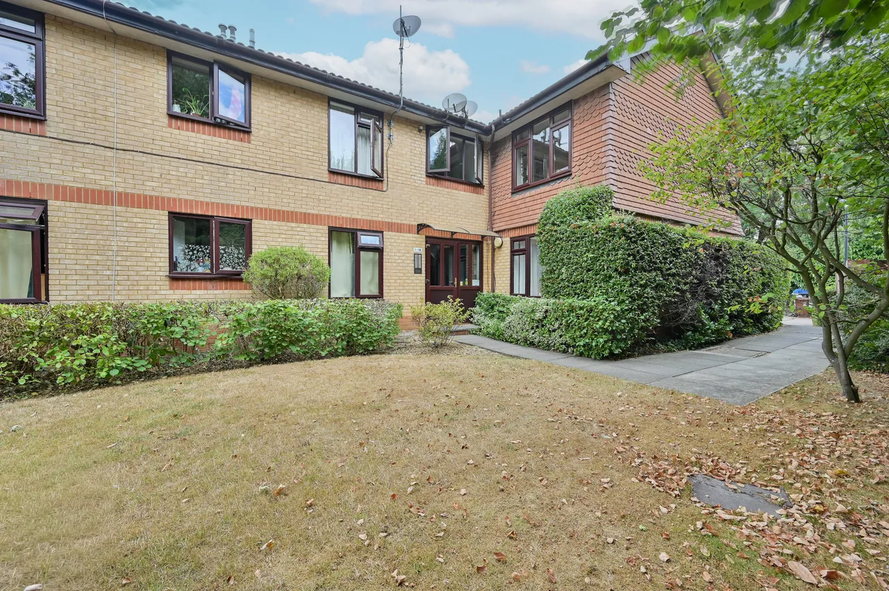 2 bed flat for sale — Flat 8, Rydal Court, Watford