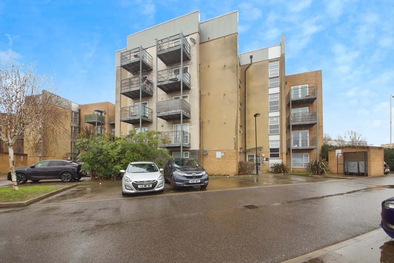 2 bed flat for sale — Oldchurch Road, Romford, RM7