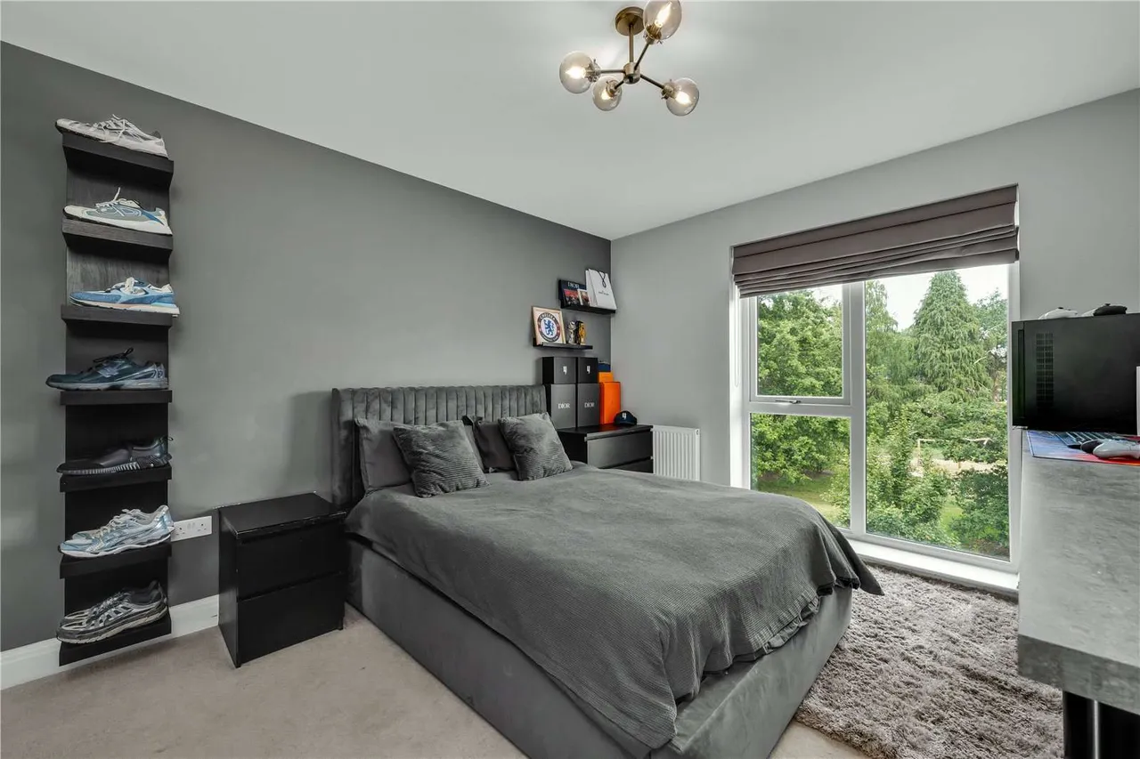Nightingale Avenue, Ottershaw, Chertsey, Surrey, KT16 0SA, photo 11