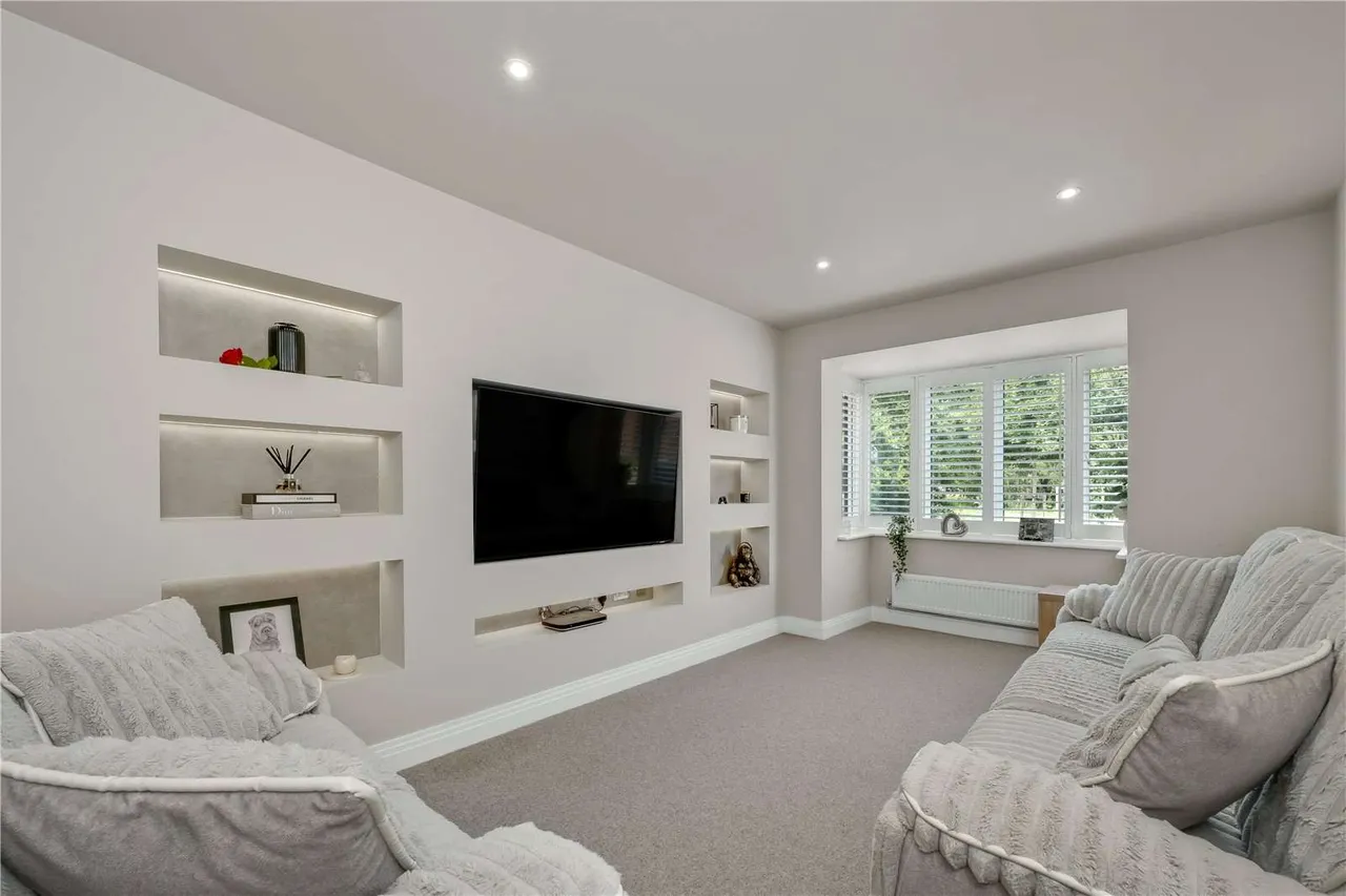 Nightingale Avenue, Ottershaw, Chertsey, Surrey, KT16 0SA, photo 3