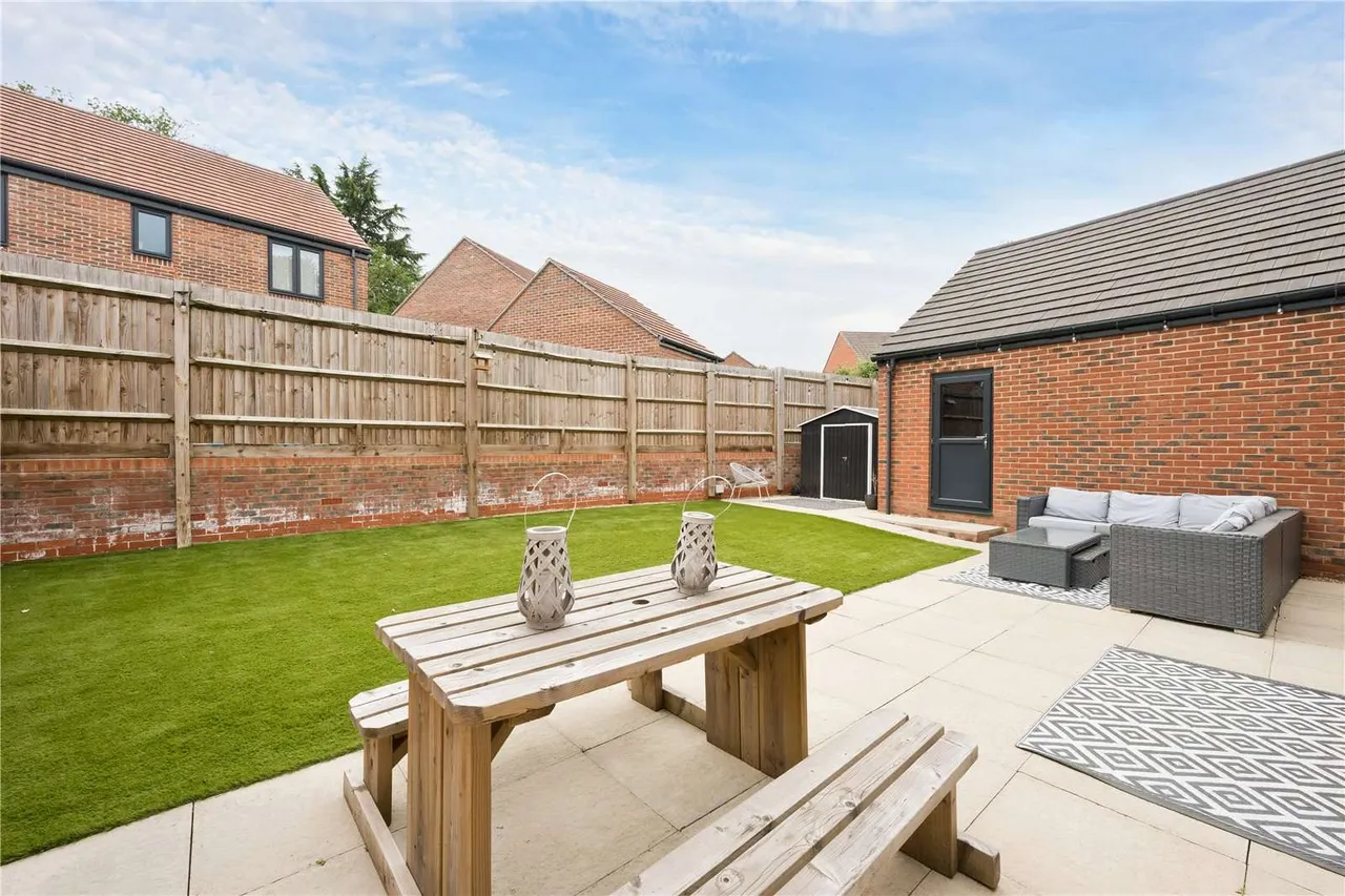 Nightingale Avenue, Ottershaw, Chertsey, Surrey, KT16 0SA, photo 5