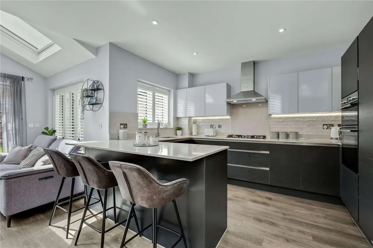 Nightingale Avenue, Ottershaw, Chertsey, Surrey, KT16 0SA, photo 4