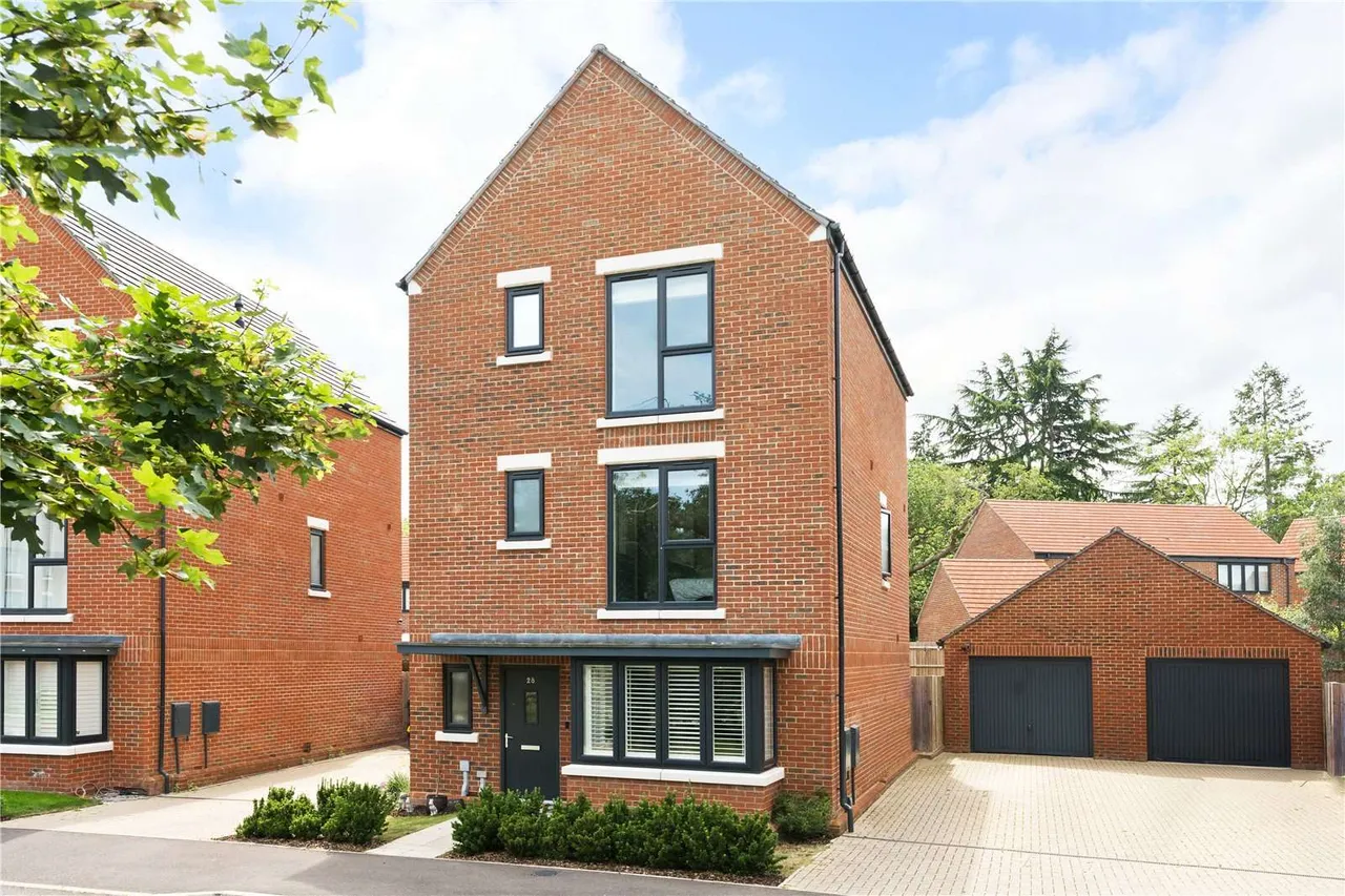 5 bed house for sale — Nightingale Avenue, Ottershaw, Chertsey, Surrey, KT16 0SA
