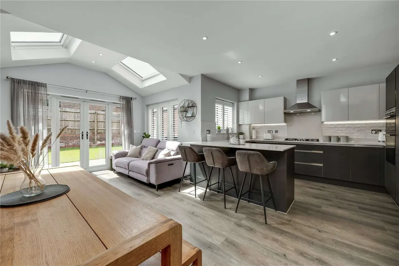Nightingale Avenue, Ottershaw, Chertsey, Surrey, KT16 0SA, photo 2