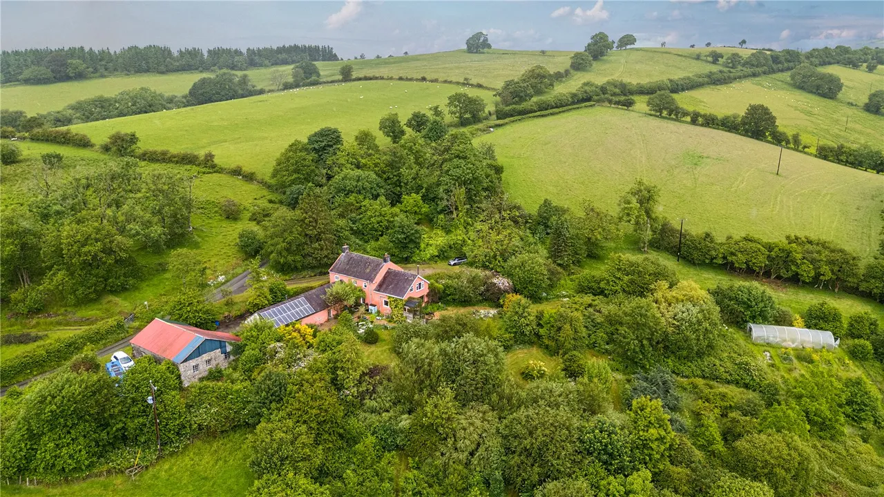 6 bed property for sale — Llandovery, Carmarthenshire, SA20 0YR