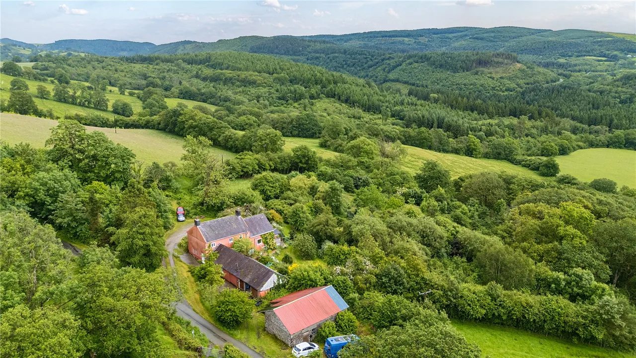 Llandovery, Carmarthenshire, SA20 0YR, photo 32