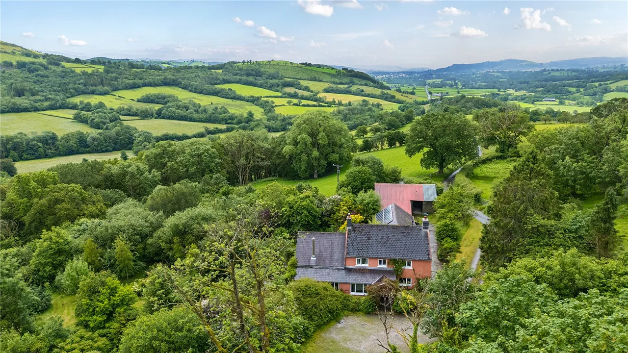 Llandovery, Carmarthenshire, SA20 0YR, photo 33