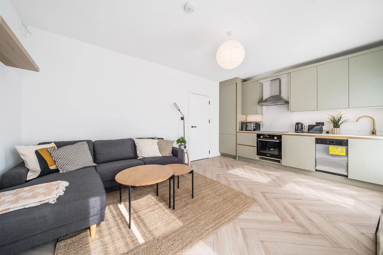 4 bed flat to rent — 6c York Road, London