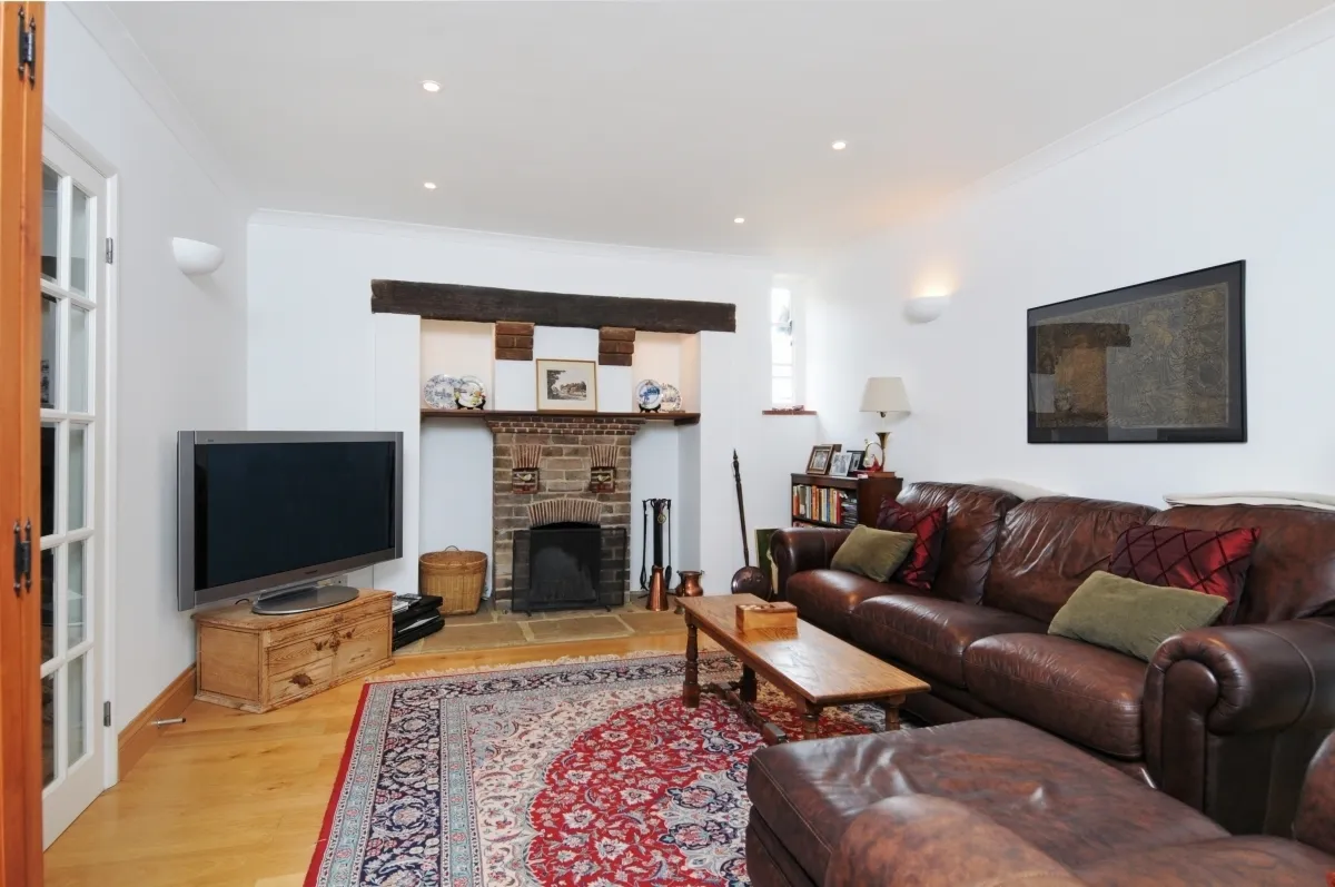 Riverside Drive, Esher KT10, photo 11