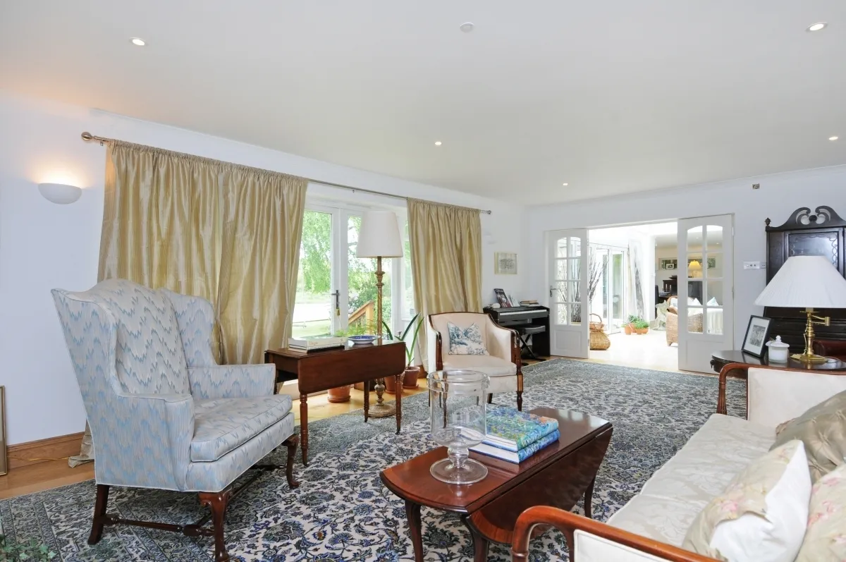 Riverside Drive, Esher KT10, photo 10