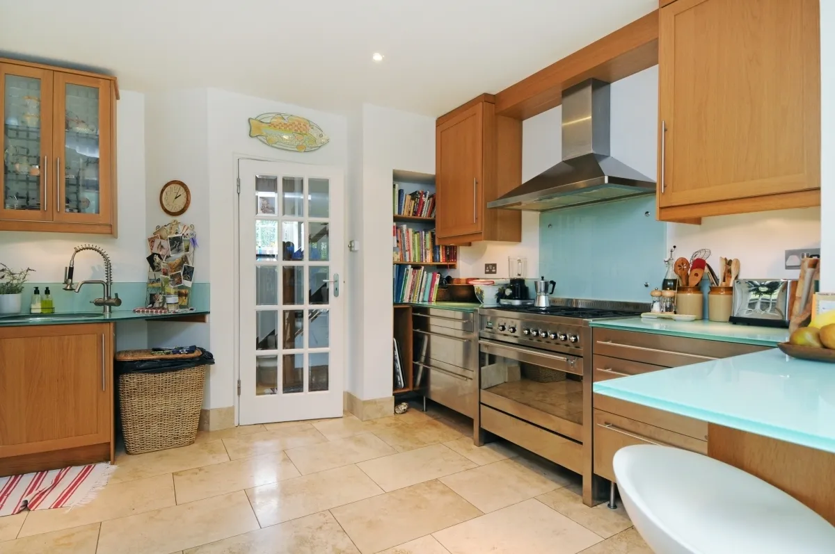Riverside Drive, Esher KT10, photo 12