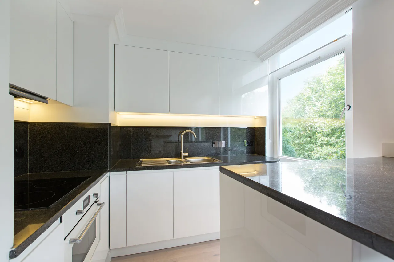 Finchley Road, St John's Wood, NW8, photo 3