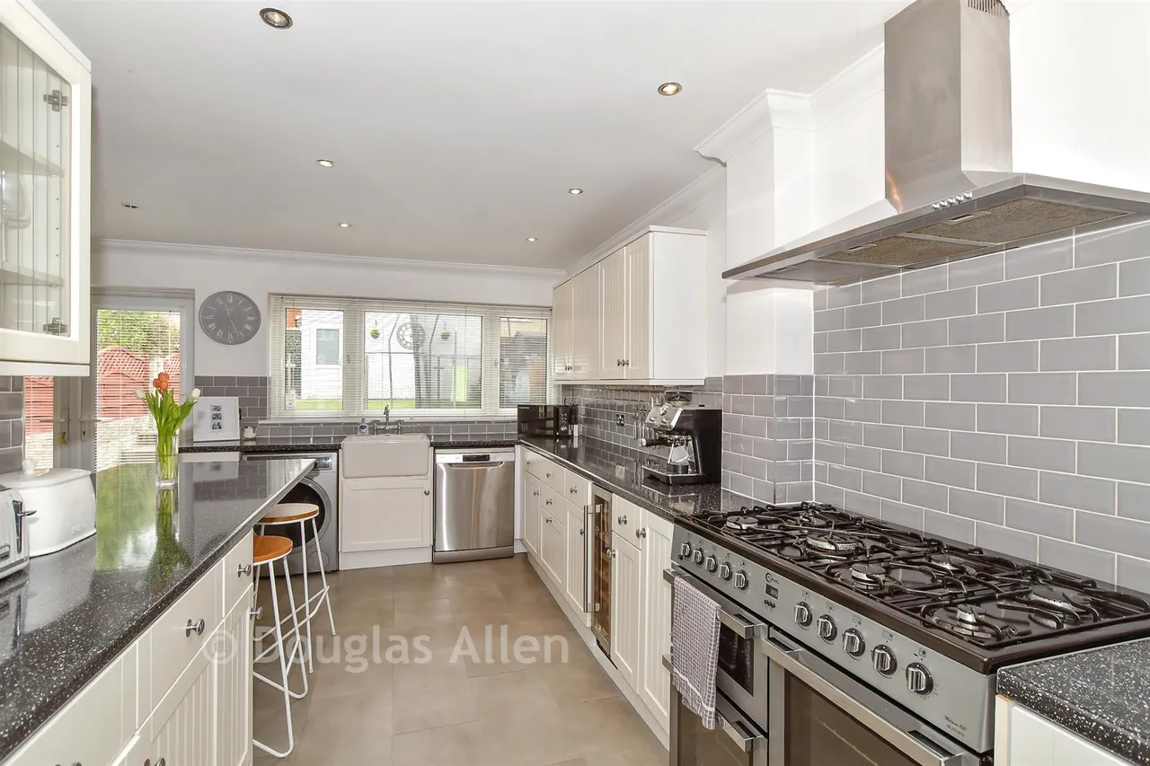 Upper Rainham Road, Hornchurch, RM12, photo 4