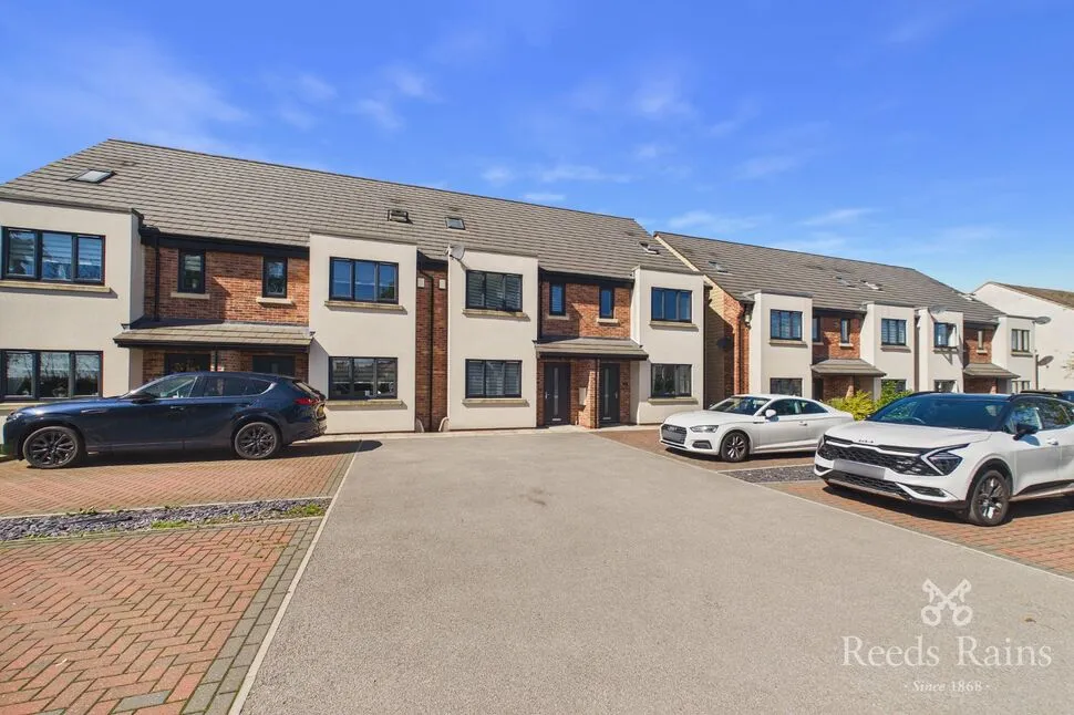 4 bed house for sale — Moor Lane South, Ravenfield, South Yorkshire, S65